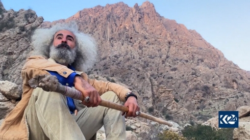 Hunermendekî Kurd 10 sal in li nav çiyayan bi tena serê xwe dijî